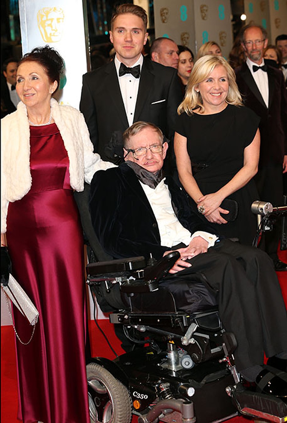 Ученый с семьей на церемонии вручения премии BAFTA фильму «Вселенная Стивена Хокинга» Фото: GLOBAL LOOK PRESS