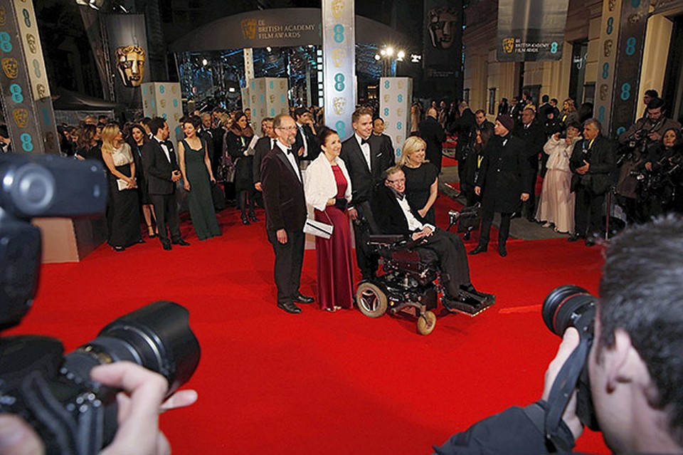 Ученый с семьей на церемонии вручения премии BAFTA фильму «Вселенная Стивена Хокинга» Фото: REUTERS